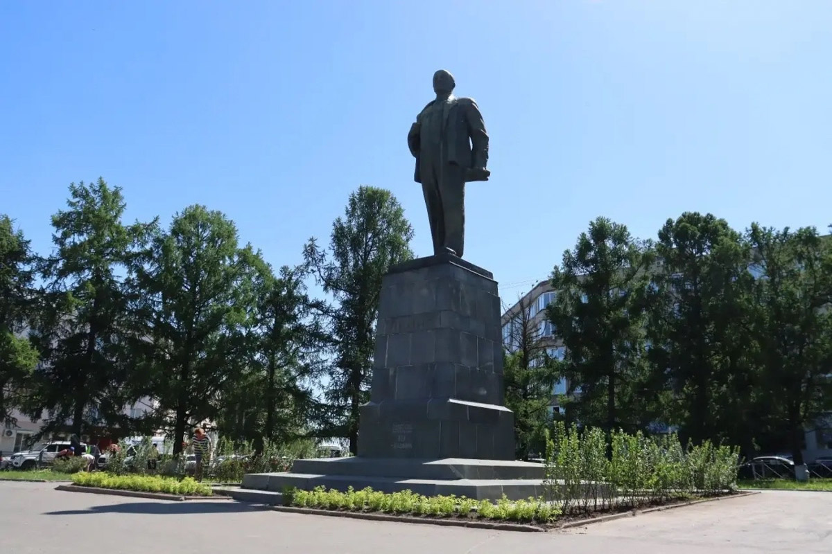 Настала пора почистить перышки. Садовники вовсю трудятся на улицах Владимира, дабы украсить город и сделать его жителей чуть радостнее. Так, на Спасском холме появился новый цветник в форме вишни, Андриановский сквер пополнился многолетними растениями, а будущей смотровой за филармонией решено добавить экзотики. «Ключ-Медиа» выяснил, какие локации обновят летом-2026.