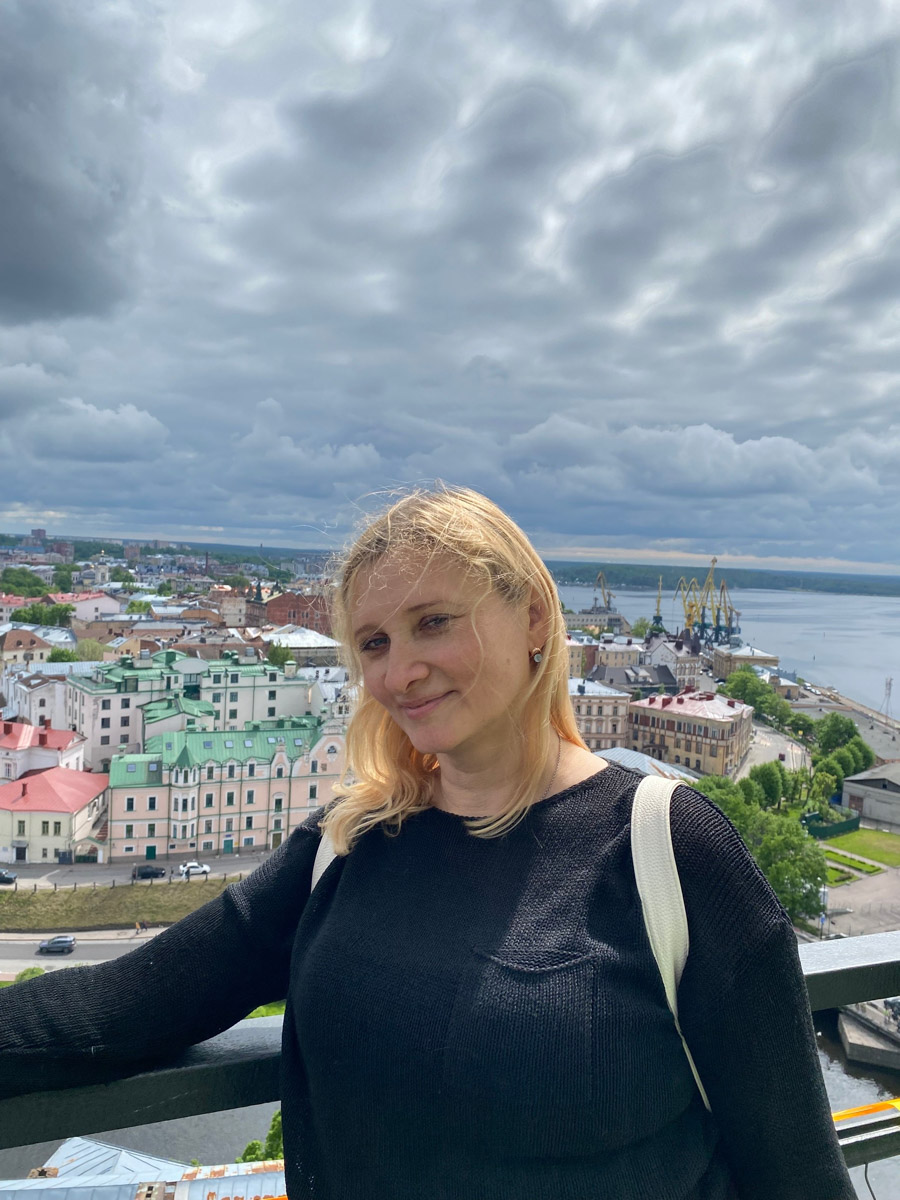 Летом Санкт-Петербург превращается в одно из самых популярных направлений. Советуем также доехать до соседнего Выборга. Уложитесь в один день, а ярких эмоций получите на год вперед. Там можно окунуться в атмосферу средневековой Европы, примерить настоящие рыцарские латы и изящные дамские платья, узнать о шведской истории города и полюбоваться на старинную застройку с головокружительной высоты башни Олафа.