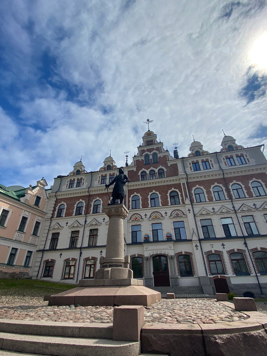 Летом Санкт-Петербург превращается в одно из самых популярных направлений. Советуем также доехать до соседнего Выборга. Уложитесь в один день, а ярких эмоций получите на год вперед. Там можно окунуться в атмосферу средневековой Европы, примерить настоящие рыцарские латы и изящные дамские платья, узнать о шведской истории города и полюбоваться на старинную застройку с головокружительной высоты башни Олафа.