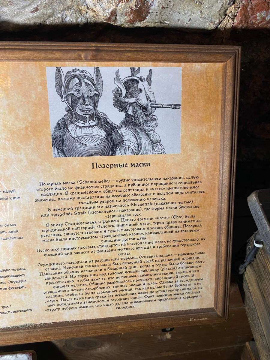 Летом Санкт-Петербург превращается в одно из самых популярных направлений. Советуем также доехать до соседнего Выборга. Уложитесь в один день, а ярких эмоций получите на год вперед. Там можно окунуться в атмосферу средневековой Европы, примерить настоящие рыцарские латы и изящные дамские платья, узнать о шведской истории города и полюбоваться на старинную застройку с головокружительной высоты башни Олафа.