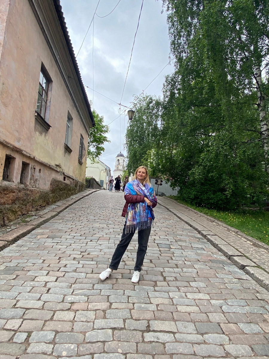 Летом Санкт-Петербург превращается в одно из самых популярных направлений. Советуем также доехать до соседнего Выборга. Уложитесь в один день, а ярких эмоций получите на год вперед. Там можно окунуться в атмосферу средневековой Европы, примерить настоящие рыцарские латы и изящные дамские платья, узнать о шведской истории города и полюбоваться на старинную застройку с головокружительной высоты башни Олафа.