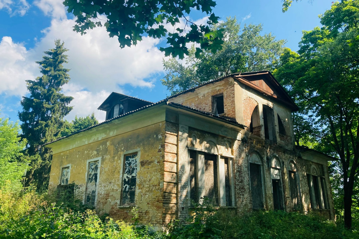 Владимир и Анна, путешественники из областной столицы, собирают как бусины на нитку не только эффектные усадьбы, но также практически стертую со страниц настоящего архитектуру. Пара создала авторский проект, направленный на популяризацию внутреннего туризма, и ей есть что рассказать. Сегодня речь пойдет о некогда процветающих, а сейчас забытых сооружениях в разных регионах.