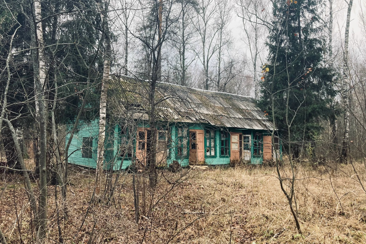 Владимир и Анна, путешественники из областной столицы, собирают как бусины на нитку не только эффектные усадьбы, но также практически стертую со страниц настоящего архитектуру. Пара создала авторский проект, направленный на популяризацию внутреннего туризма, и ей есть что рассказать. Сегодня речь пойдет о некогда процветающих, а сейчас забытых сооружениях в разных регионах.
