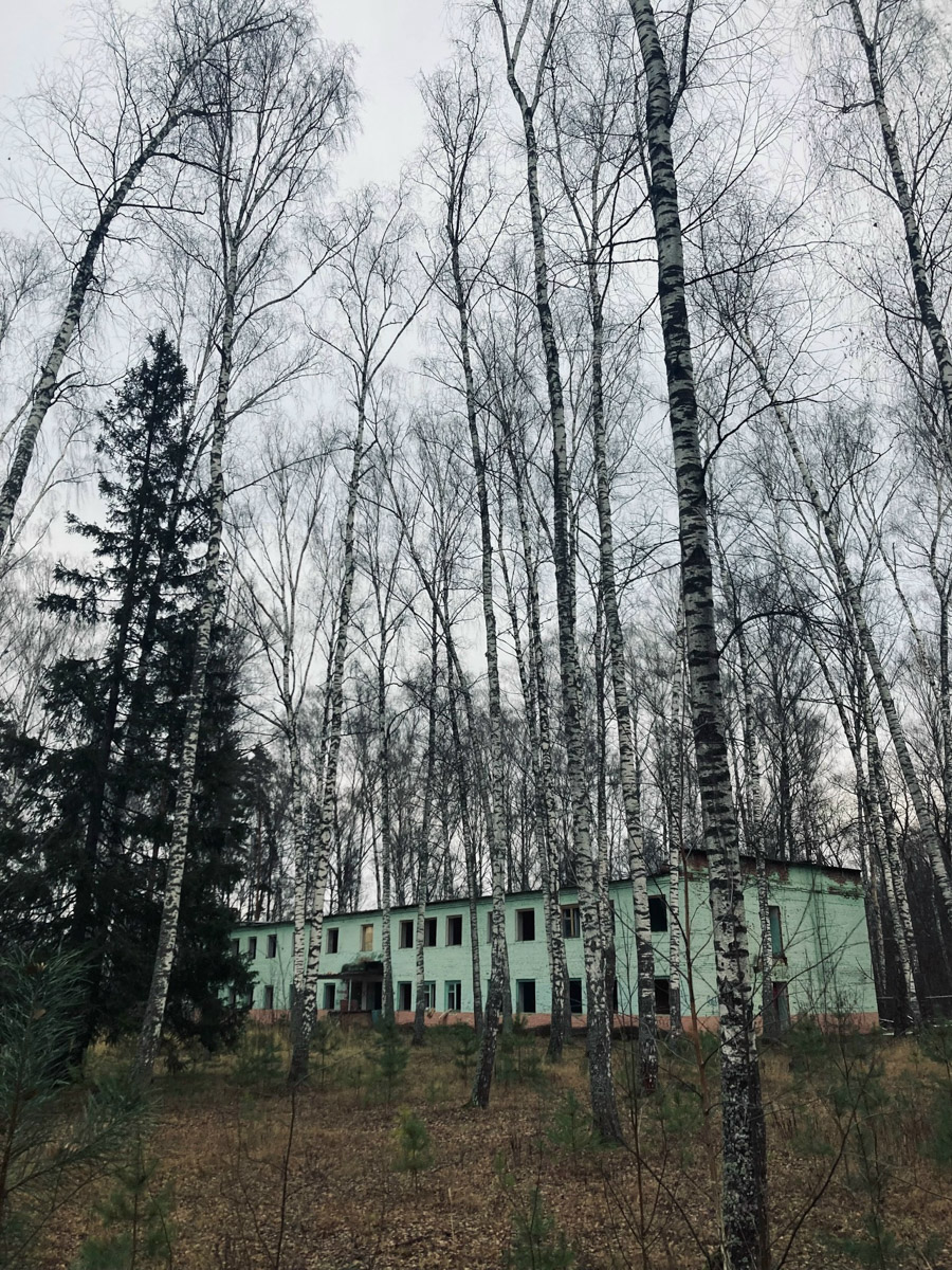 Владимир и Анна, путешественники из областной столицы, собирают как бусины на нитку не только эффектные усадьбы, но также практически стертую со страниц настоящего архитектуру. Пара создала авторский проект, направленный на популяризацию внутреннего туризма, и ей есть что рассказать. Сегодня речь пойдет о некогда процветающих, а сейчас забытых сооружениях в разных регионах.