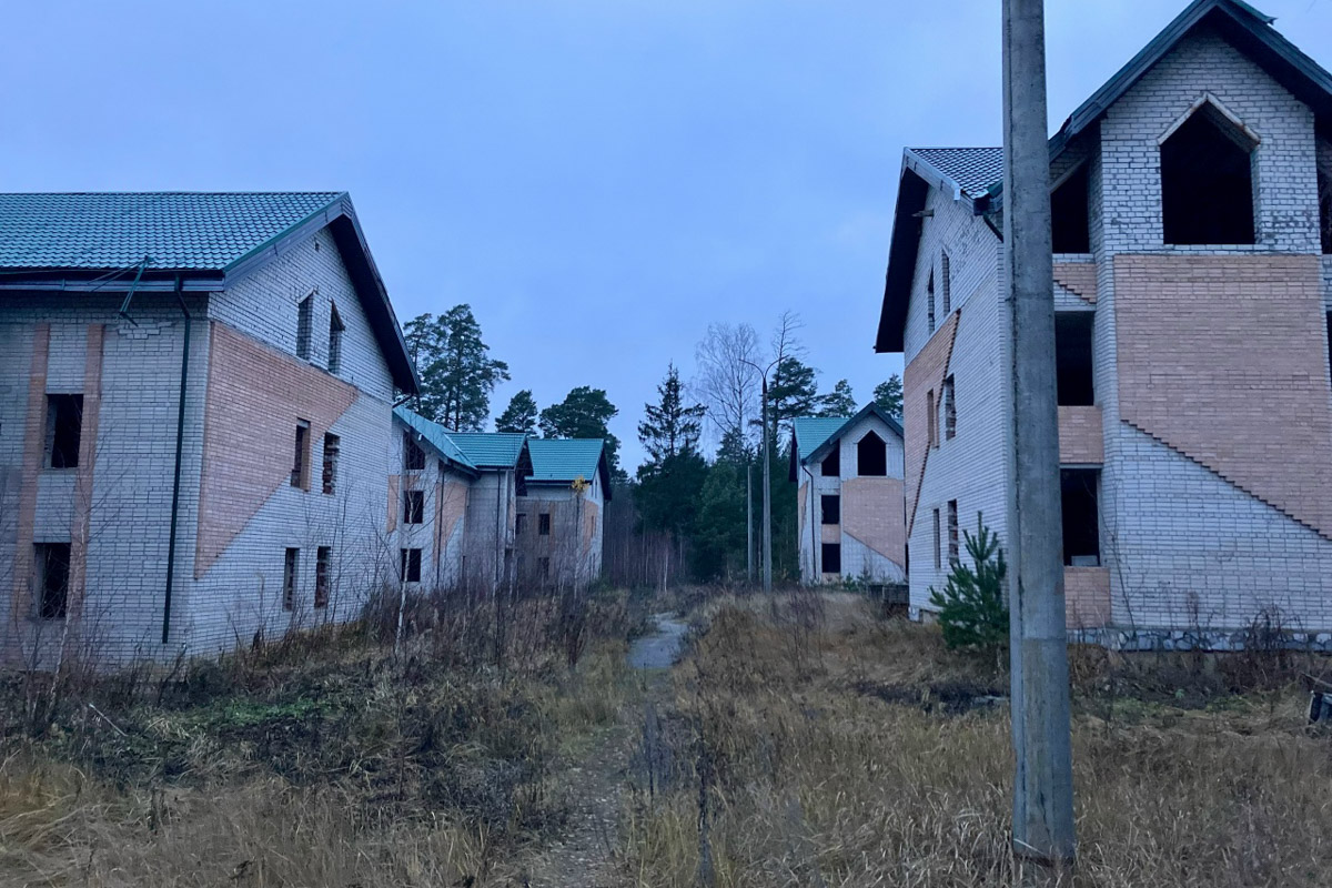 Владимир и Анна, путешественники из областной столицы, собирают как бусины на нитку не только эффектные усадьбы, но также практически стертую со страниц настоящего архитектуру. Пара создала авторский проект, направленный на популяризацию внутреннего туризма, и ей есть что рассказать. Сегодня речь пойдет о некогда процветающих, а сейчас забытых сооружениях в разных регионах.