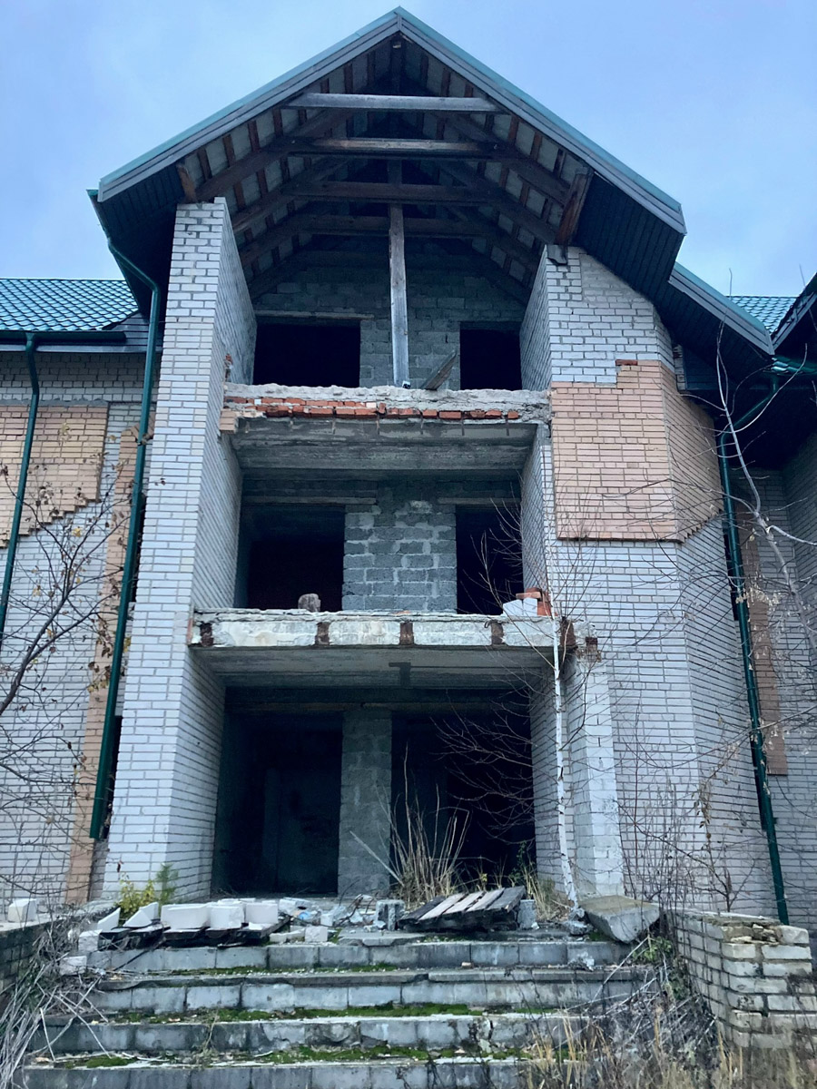 Владимир и Анна, путешественники из областной столицы, собирают как бусины на нитку не только эффектные усадьбы, но также практически стертую со страниц настоящего архитектуру. Пара создала авторский проект, направленный на популяризацию внутреннего туризма, и ей есть что рассказать. Сегодня речь пойдет о некогда процветающих, а сейчас забытых сооружениях в разных регионах.