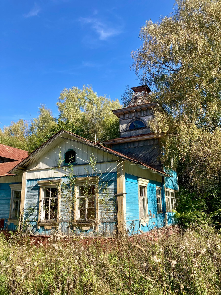 Владимир и Анна, путешественники из областной столицы, собирают как бусины на нитку не только эффектные усадьбы, но также практически стертую со страниц настоящего архитектуру. Пара создала авторский проект, направленный на популяризацию внутреннего туризма, и ей есть что рассказать. Сегодня речь пойдет о некогда процветающих, а сейчас забытых сооружениях в разных регионах.