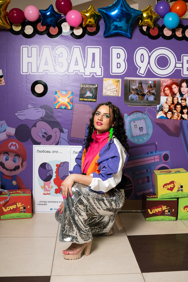 Яркие вечеринки в стиле 90-х годов уже несколько лет не выходят из моды. Фотографии на фоне ковра и танцы под «Руки вверх» актуальны и во Владимире. Тренд на ностальгию на этот раз поддержали участницы владимирского женского клуба. Девушки устроили разудалое пати в неоновых лосинах и олимпийках на молнии. Получилось веселое погружение в прошлое в костюмах и с тематическим реквизитом, в топе которого жвачки «Love is...», аудиокассеты, магнитофоны и даже большая челночная сумка.