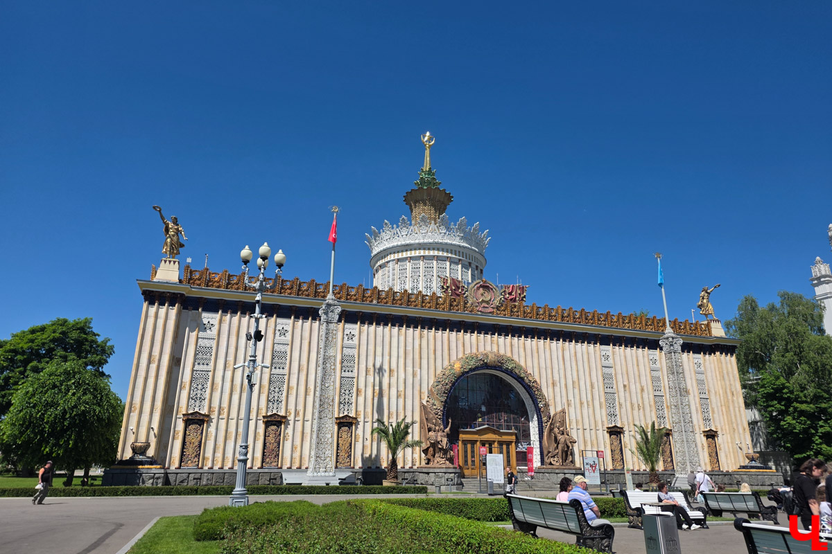 Пока москвичи стараются выбраться на каникулы в тихий, провинциальный Суздаль, владимирцы стремятся воочию лицезреть красоты Первопрестольной. Ведь где, как не в Москве, всегда найдутся новые локации для изучения? Взять, к примеру, ВДНХ. Кажется, там можно бродить бесконечно. Чему мы и посвятили летние выходные. Впрочем, побывать за пару дней успели не только на Выставке достижений народного хозяйства.