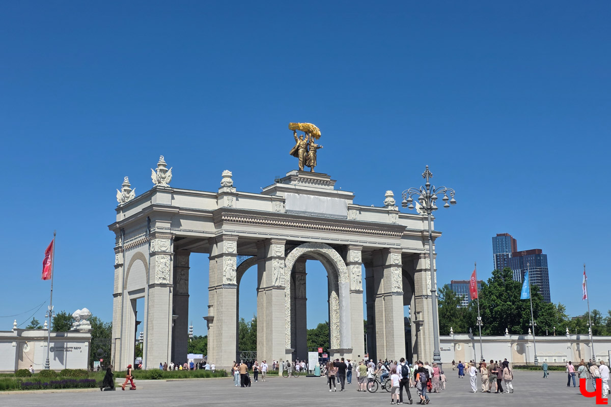 Пока москвичи стараются выбраться на каникулы в тихий, провинциальный Суздаль, владимирцы стремятся воочию лицезреть красоты Первопрестольной. Ведь где, как не в Москве, всегда найдутся новые локации для изучения? Взять, к примеру, ВДНХ. Кажется, там можно бродить бесконечно. Чему мы и посвятили летние выходные. Впрочем, побывать за пару дней успели не только на Выставке достижений народного хозяйства.