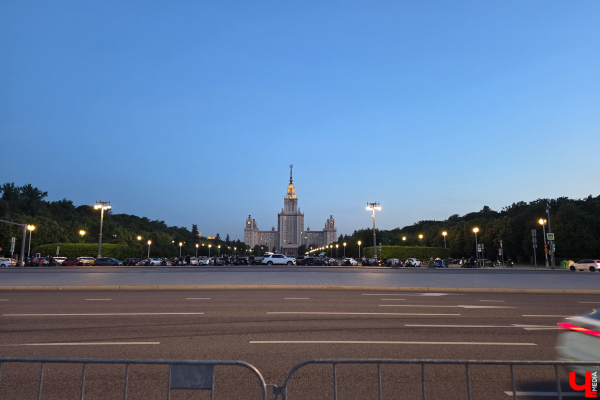 Пока москвичи стараются выбраться на каникулы в тихий, провинциальный Суздаль, владимирцы стремятся воочию лицезреть красоты Первопрестольной. Ведь где, как не в Москве, всегда найдутся новые локации для изучения? Взять, к примеру, ВДНХ. Кажется, там можно бродить бесконечно. Чему мы и посвятили летние выходные. Впрочем, побывать за пару дней успели не только на Выставке достижений народного хозяйства.