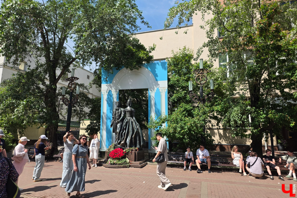 Пока москвичи стараются выбраться на каникулы в тихий, провинциальный Суздаль, владимирцы стремятся воочию лицезреть красоты Первопрестольной. Ведь где, как не в Москве, всегда найдутся новые локации для изучения? Взять, к примеру, ВДНХ. Кажется, там можно бродить бесконечно. Чему мы и посвятили летние выходные. Впрочем, побывать за пару дней успели не только на Выставке достижений народного хозяйства.