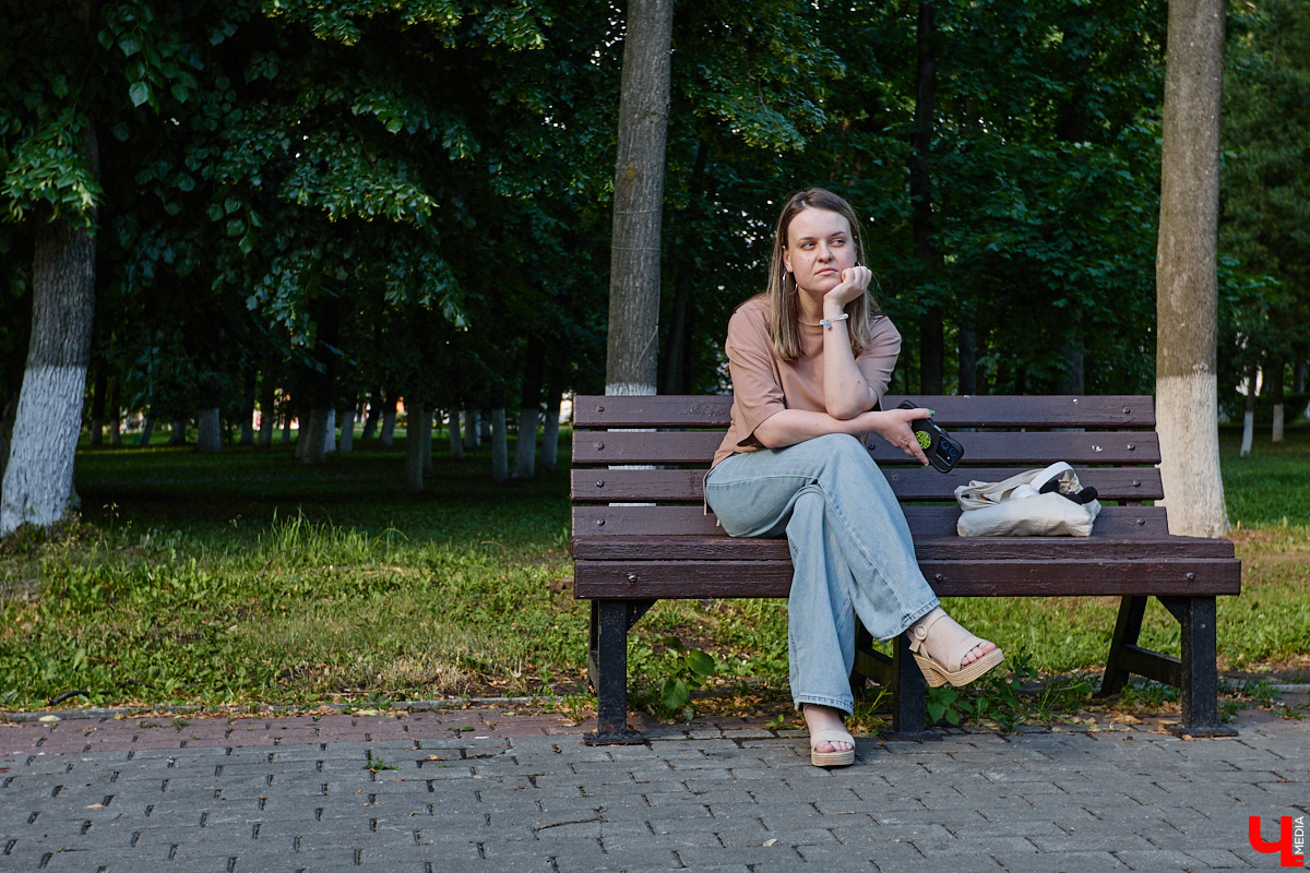 Столица 33-го региона запустила процесс «улучшайзинга» на максимум. Ремонтные работы, кажется, ведутся повсюду. Под замес попали фонтаны, смотровые площадки и памятники. Железные ограды, фасадные сетки и строительные леса явно не добавляют туристической точке лоска. Разве так радушные хозяева встречают гостей? Проведем эксперимент и пройдемся по любимым улочкам, взглянув на «железный Владимир» глазами приезжих.