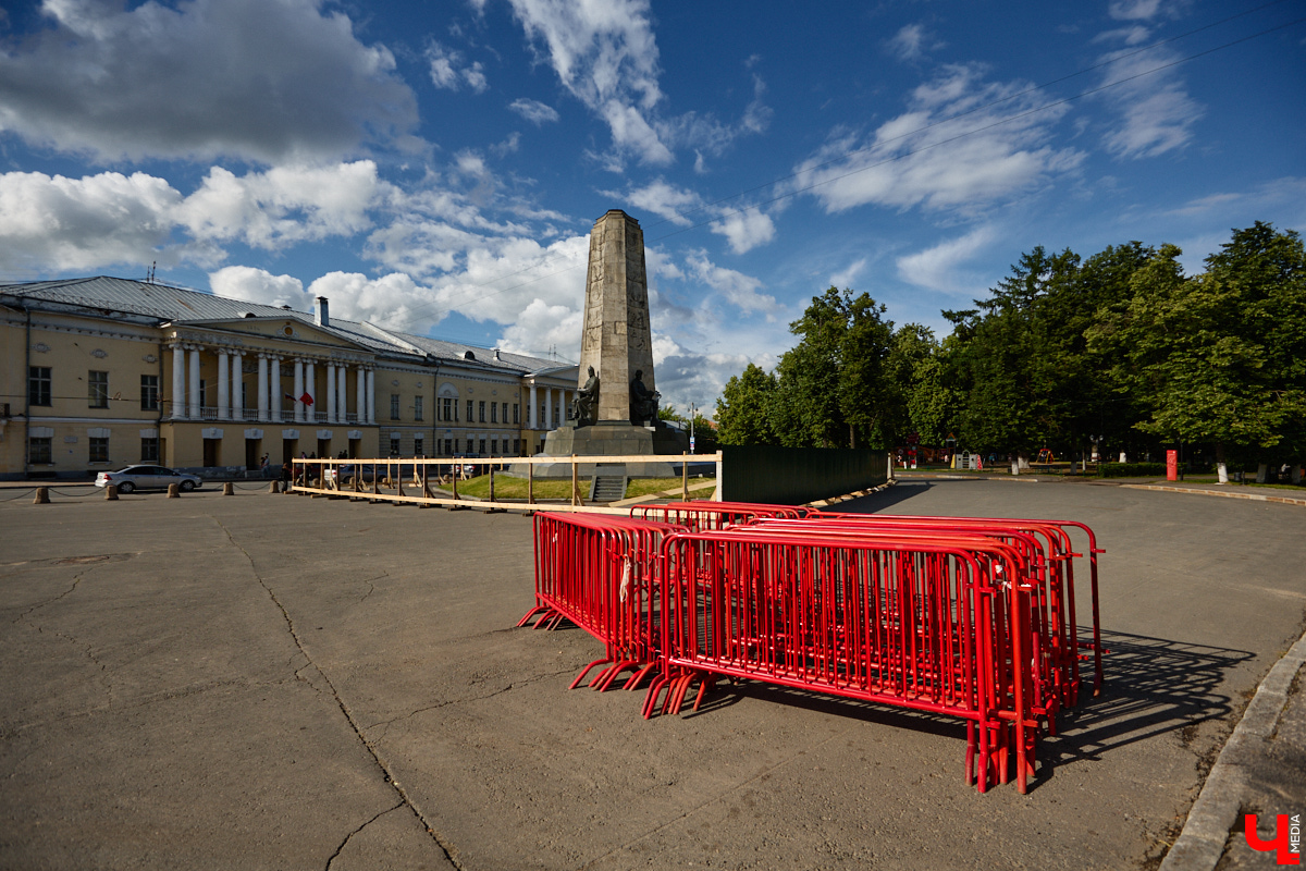 Столица 33-го региона запустила процесс «улучшайзинга» на максимум. Ремонтные работы, кажется, ведутся повсюду. Под замес попали фонтаны, смотровые площадки и памятники. Железные ограды, фасадные сетки и строительные леса явно не добавляют туристической точке лоска. Разве так радушные хозяева встречают гостей? Проведем эксперимент и пройдемся по любимым улочкам, взглянув на «железный Владимир» глазами приезжих.