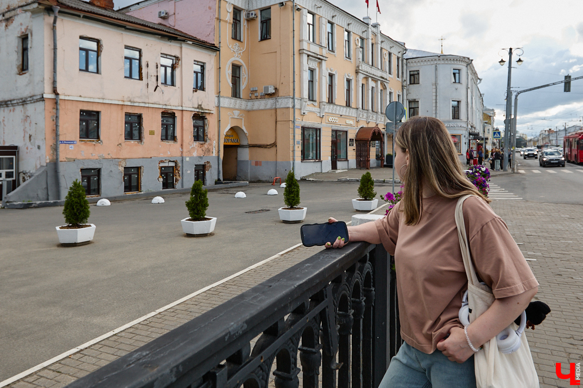 Столица 33-го региона запустила процесс «улучшайзинга» на максимум. Ремонтные работы, кажется, ведутся повсюду. Под замес попали фонтаны, смотровые площадки и памятники. Железные ограды, фасадные сетки и строительные леса явно не добавляют туристической точке лоска. Разве так радушные хозяева встречают гостей? Проведем эксперимент и пройдемся по любимым улочкам, взглянув на «железный Владимир» глазами приезжих.