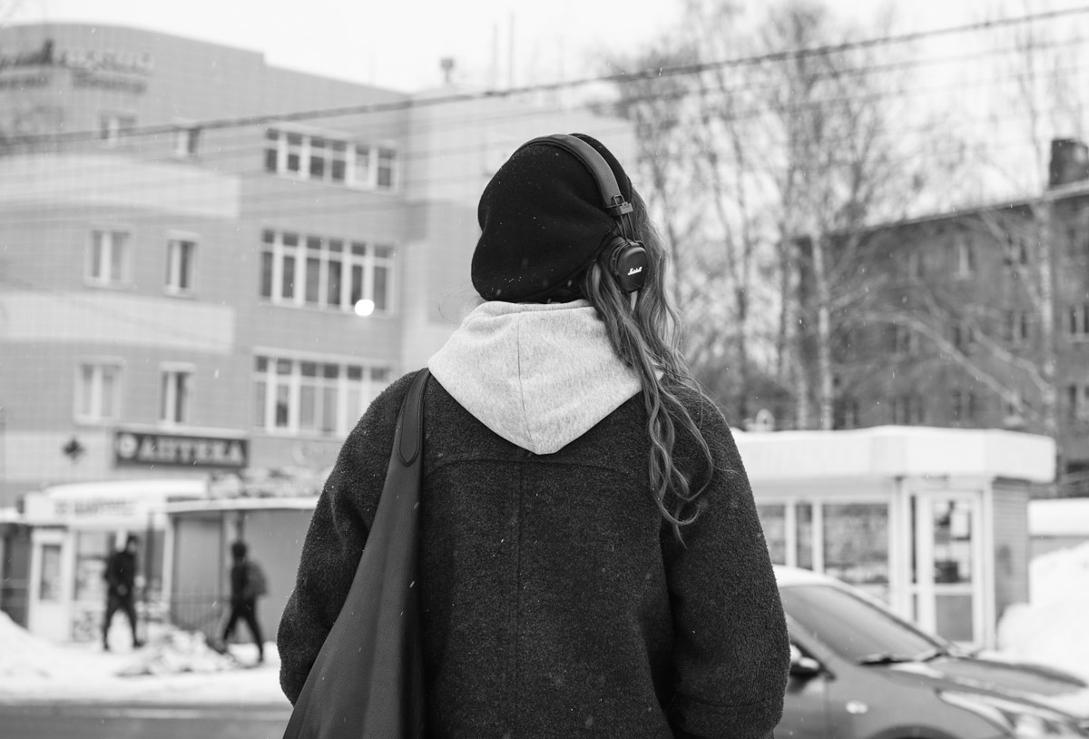 Говорят, что случайные фото являются самыми удачными. Доказать эту гипотезу смог владимирский фотограф Михаил Кудрин. Его идея запечатлеть людей на остановке в родном Юрьевце превратилась в проект «Люди улиц. Пассажиры». И пока местные ждут новый фото-дамп в соцсетях творца, мы решили узнать у него все подробности про снимки лиц соседей по микрорайону.