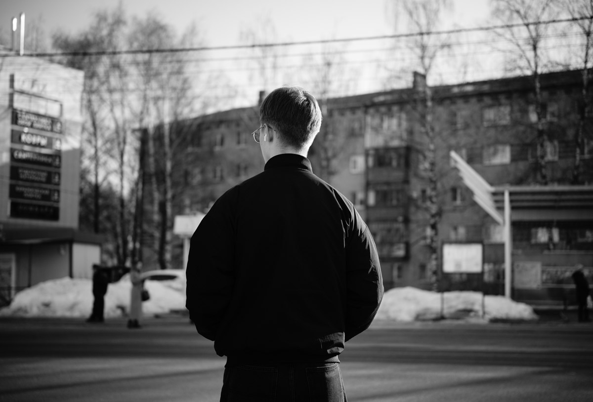 Говорят, что случайные фото являются самыми удачными. Доказать эту гипотезу смог владимирский фотограф Михаил Кудрин. Его идея запечатлеть людей на остановке в родном Юрьевце превратилась в проект «Люди улиц. Пассажиры». И пока местные ждут новый фото-дамп в соцсетях творца, мы решили узнать у него все подробности про снимки лиц соседей по микрорайону.