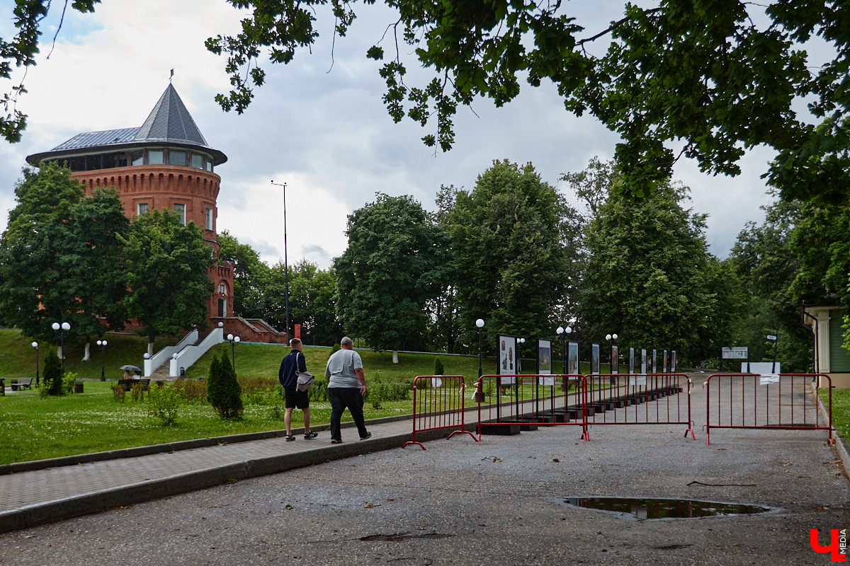 На Георгиевской улице в центре Владимире развернулась самая настоящая медицинская лаборатория. В роли пациента выступил всем известный сказочный дуб. С помощью импульсного томографа провели высокотехнологичный осмотр зеленого долгожителя. Он и определил состояние дерева, которому очень не везет с начала года. «Ключ-Медиа» выяснил все подробности о судьбе столетнего красавца.