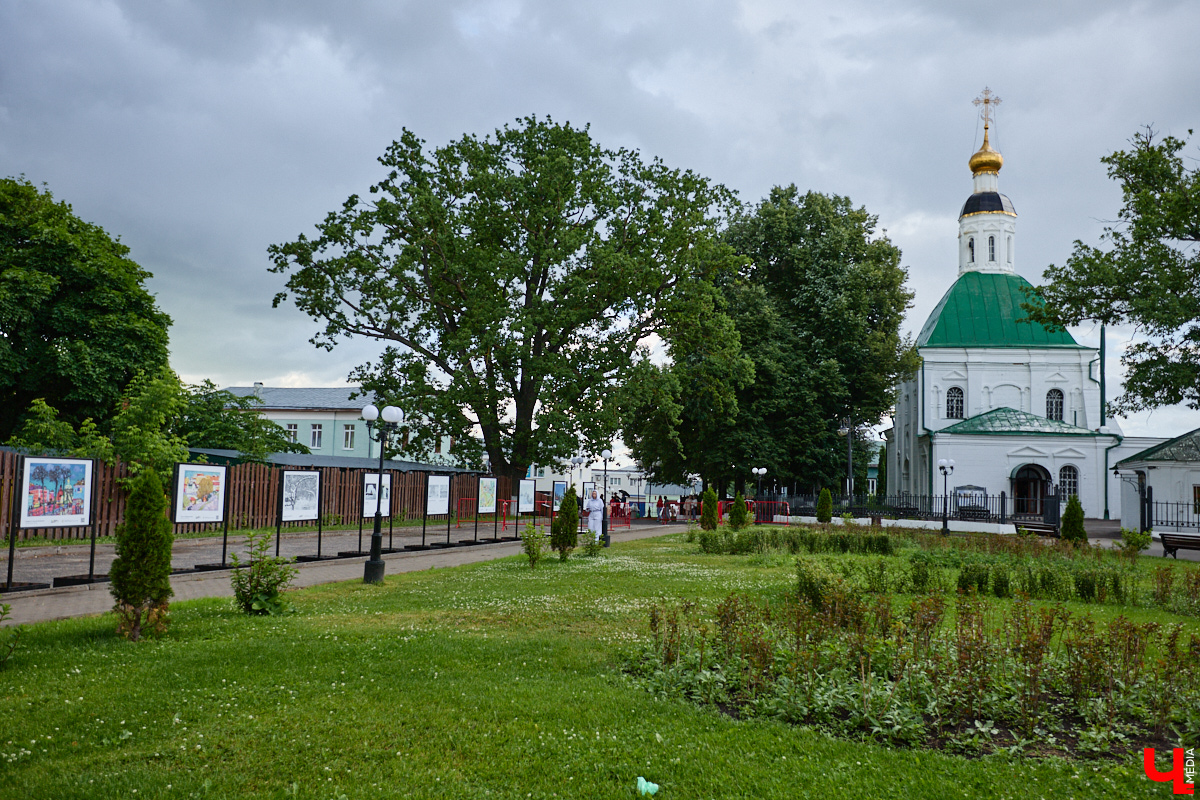 На Георгиевской улице в центре Владимире развернулась самая настоящая медицинская лаборатория. В роли пациента выступил всем известный сказочный дуб. С помощью импульсного томографа провели высокотехнологичный осмотр зеленого долгожителя. Он и определил состояние дерева, которому очень не везет с начала года. «Ключ-Медиа» выяснил все подробности о судьбе столетнего красавца.