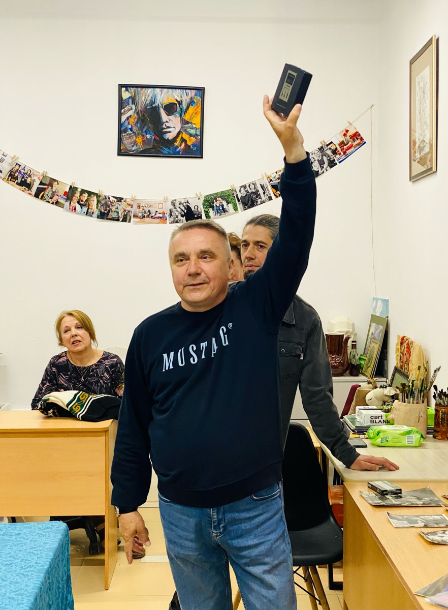 Девяностые часто вспоминают с теплотой. Например, у художницы Анны Дунаевой именно на это время перемен пришлись ключевые события в жизни, да и в целом минувшая эпоха запомнилась ей массой ярких событий. Некоторые моменты она решила отразить в серии картин, создание которой переросло в организацию экспозиции «Мои 90-е».