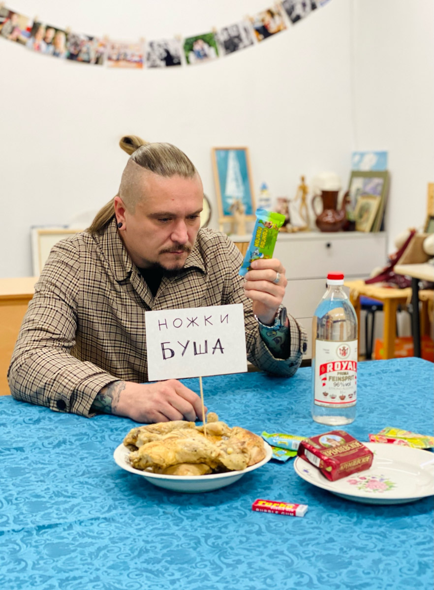 Девяностые часто вспоминают с теплотой. Например, у художницы Анны Дунаевой именно на это время перемен пришлись ключевые события в жизни, да и в целом минувшая эпоха запомнилась ей массой ярких событий. Некоторые моменты она решила отразить в серии картин, создание которой переросло в организацию экспозиции «Мои 90-е».