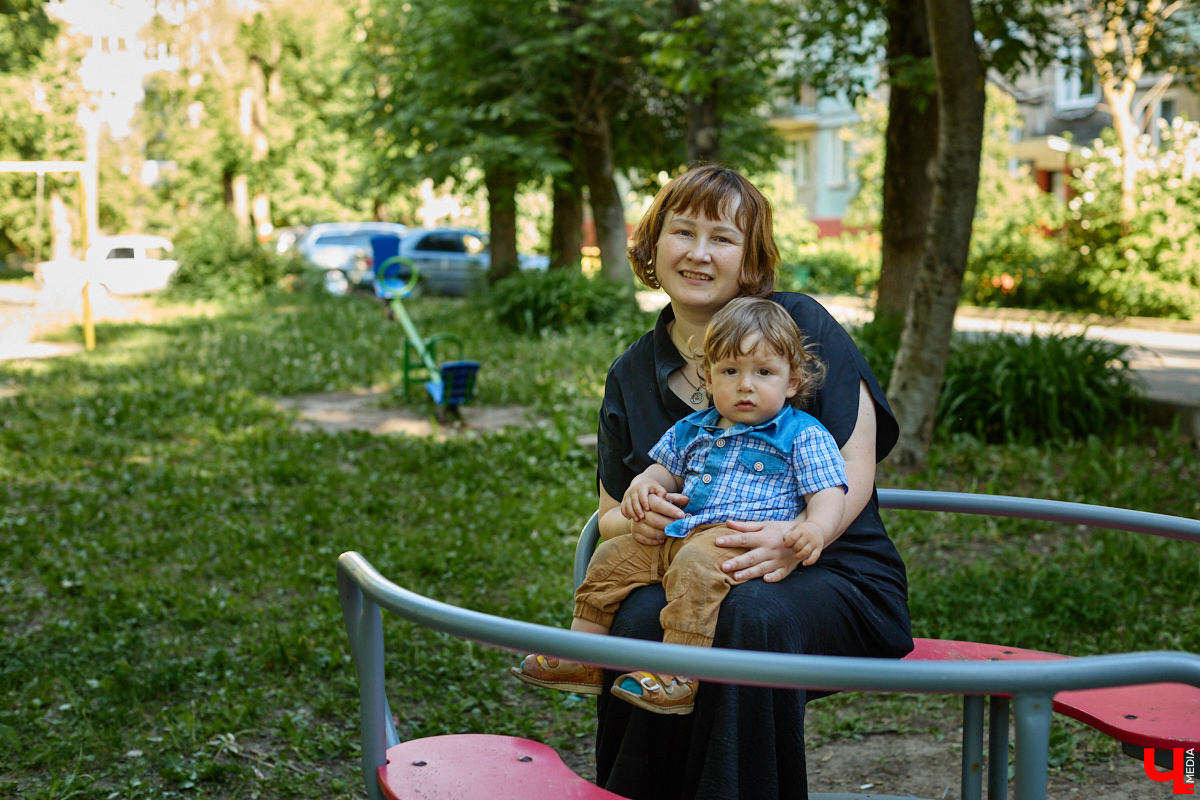 Зооволонтер Марина Собянина признается: когда-то она была «как все». Держала собаку на цепи, не стерилизовала кошек и носила меховой воротник на пальто. Всё изменилось, когда впервые решила помочь со сбором корма для приюта. Подробностями своего прозрения владимирская защитница братьев наших меньших поделилась с «Ключ-Медиа».