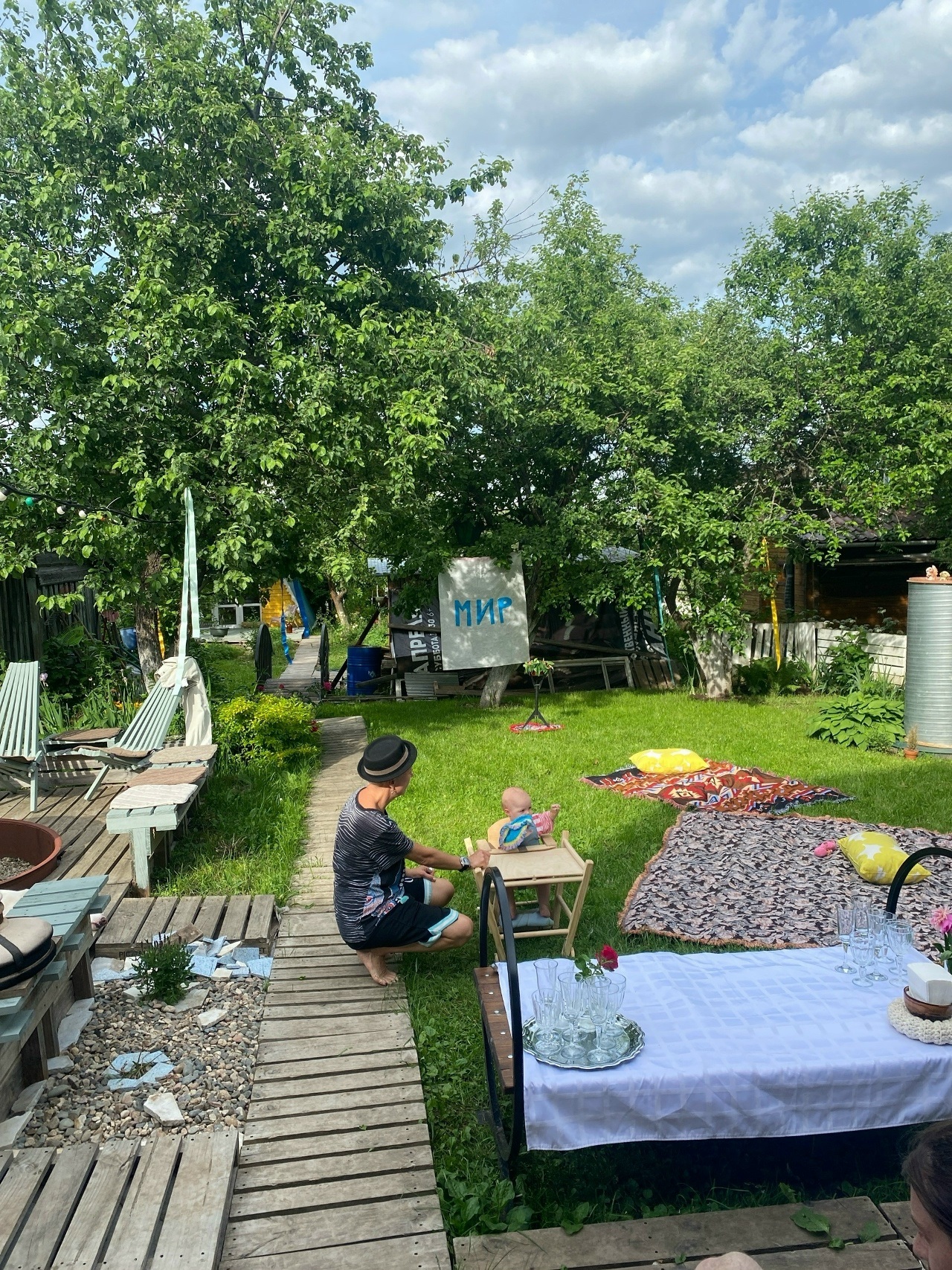 Тренд на отдых в старинных домах из сруба в шутку прозвали «избингом». Мы не удержались и придумали ему летний аналог – «огородинг». Всё потому, что блогеры повально потянулись в этом сезоне к своим корням, выбирая вместо морей и зарубежных стран дачные участки в родном регионе. «Ключ-Медиа» пообщался с владимирцами и узнал, кто как проводит время за городом.