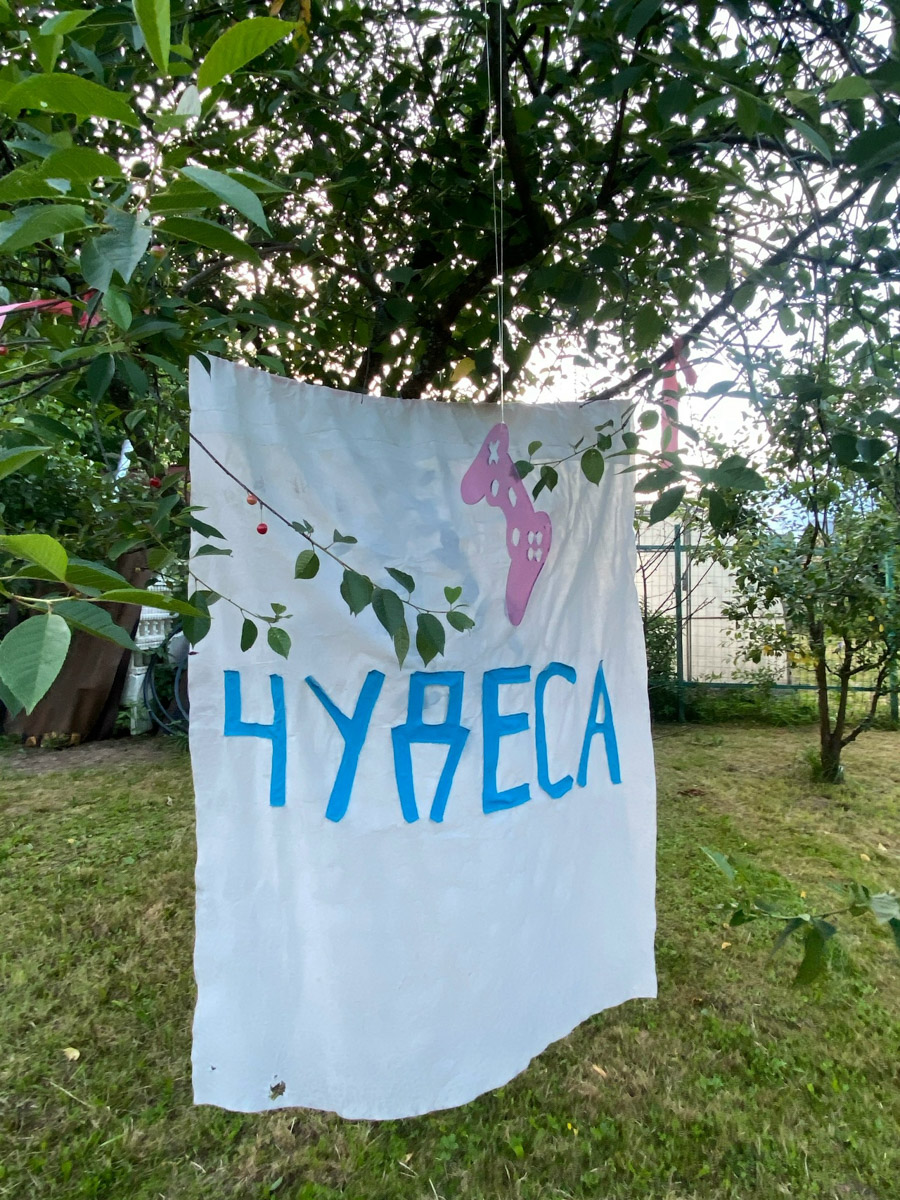 Тренд на отдых в старинных домах из сруба в шутку прозвали «избингом». Мы не удержались и придумали ему летний аналог – «огородинг». Всё потому, что блогеры повально потянулись в этом сезоне к своим корням, выбирая вместо морей и зарубежных стран дачные участки в родном регионе. «Ключ-Медиа» пообщался с владимирцами и узнал, кто как проводит время за городом.