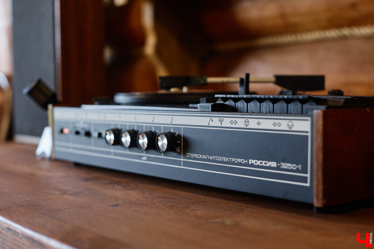 Бизнесмен из Владимира собрал коллекцию советских магнитофонов и открыл частный музей. В списке больше 500 экспонатов из прошлого: от крошечного телевизора до детских магнитофонов и самых дорогих бытовых аудиосистем, произведенных в СССР. Увидеть собрание можно на территории горнолыжного комплекса, который расположен в поселке Садовом Суздальского района. «Ключ-Медиа» уже успел поностальгировать в стенах музея.