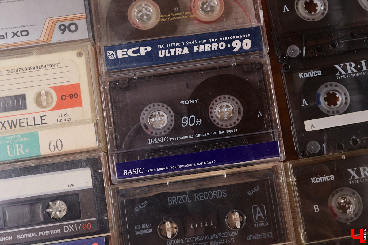 Бизнесмен из Владимира собрал коллекцию советских магнитофонов и открыл частный музей. В списке больше 500 экспонатов из прошлого: от крошечного телевизора до детских магнитофонов и самых дорогих бытовых аудиосистем, произведенных в СССР. Увидеть собрание можно на территории горнолыжного комплекса, который расположен в поселке Садовом Суздальского района. «Ключ-Медиа» уже успел поностальгировать в стенах музея.