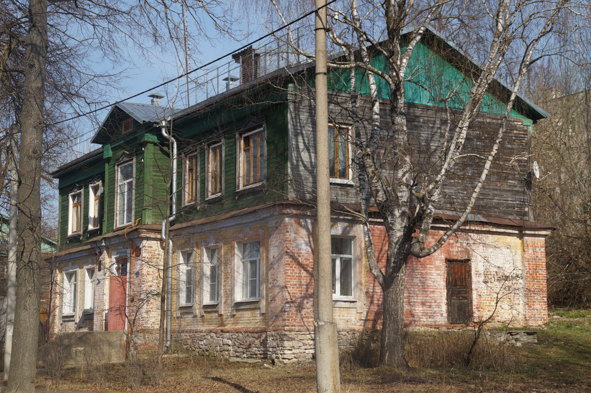 Всё началось с мерча Коврова. Разработала его дизайнер Виктория Песко со своей командой. И чем глубже создатели модных вещей углублялись в тему, тем очевиднее становилось: в городе практически отсутствует турпоток. Эту ситуацию решено было исправить, ведь в третьей оружейной столице России точно есть на что посмотреть.