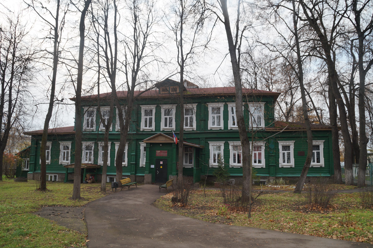 Всё началось с мерча Коврова. Разработала его дизайнер Виктория Песко со своей командой. И чем глубже создатели модных вещей углублялись в тему, тем очевиднее становилось: в городе практически отсутствует турпоток. Эту ситуацию решено было исправить, ведь в третьей оружейной столице России точно есть на что посмотреть.