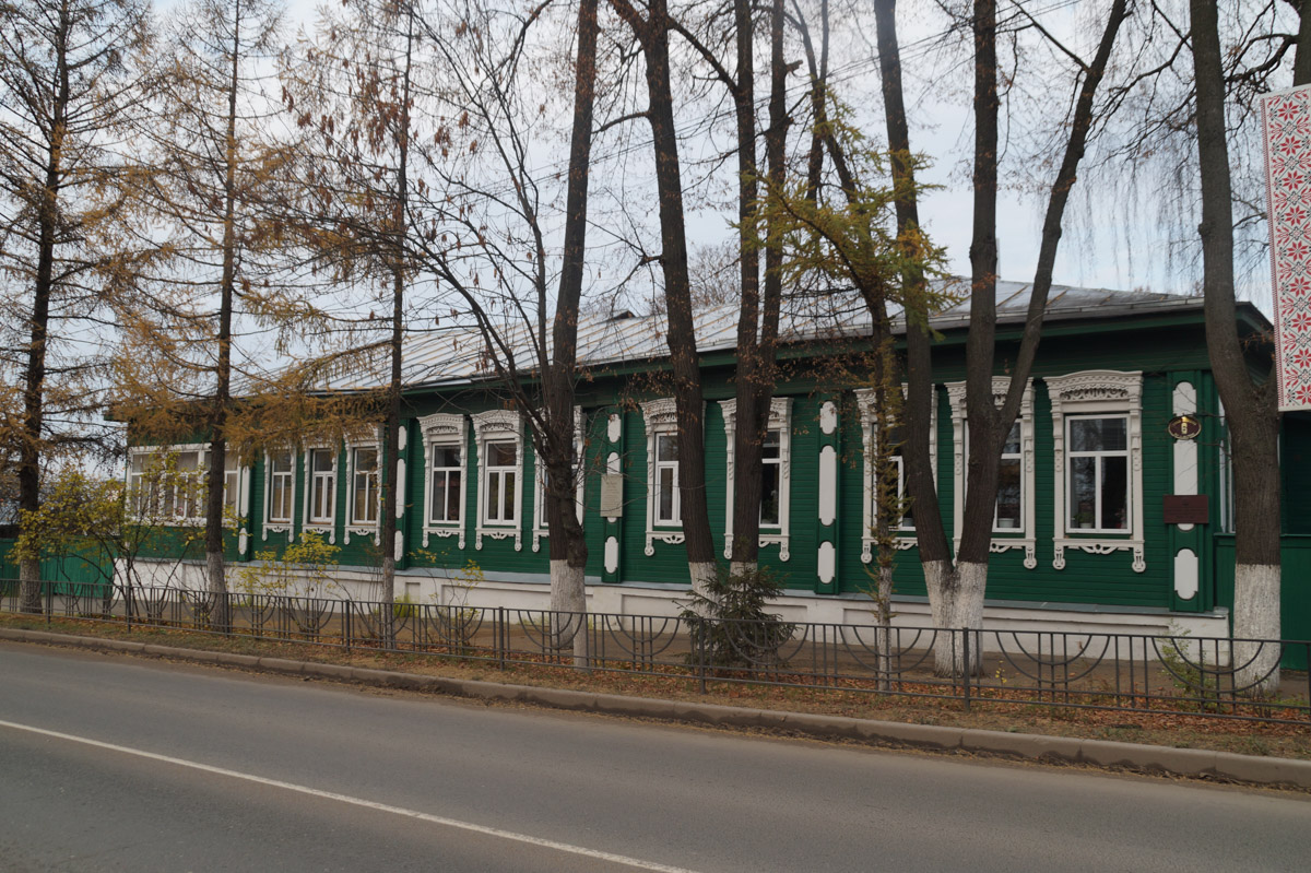 Всё началось с мерча Коврова. Разработала его дизайнер Виктория Песко со своей командой. И чем глубже создатели модных вещей углублялись в тему, тем очевиднее становилось: в городе практически отсутствует турпоток. Эту ситуацию решено было исправить, ведь в третьей оружейной столице России точно есть на что посмотреть.