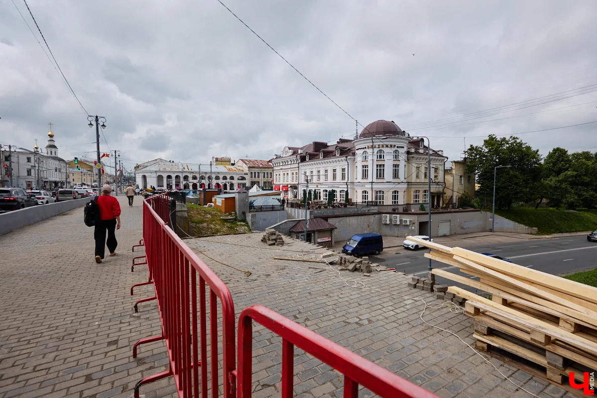 Во Владимире ввели платный парковочный абонемент сроком на один месяц. За право оставить свое авто на специально оборудованных местах в историческом центре придется заплатить 7200 рублей. В Суздале услуга дешевле, однако там организовали стоянки с повышенным тарифом. Что это значит, расскажем в нашем дорожном обзоре.