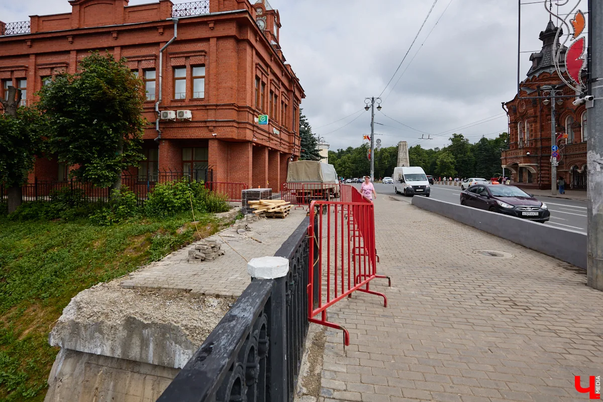 Во Владимире ввели платный парковочный абонемент сроком на один месяц. За право оставить свое авто на специально оборудованных местах в историческом центре придется заплатить 7200 рублей. В Суздале услуга дешевле, однако там организовали стоянки с повышенным тарифом. Что это значит, расскажем в нашем дорожном обзоре.