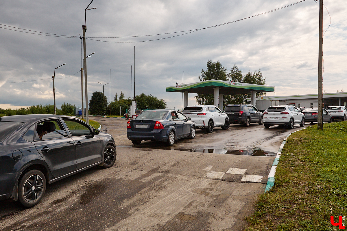 С начала топливного кризиса прошло несколько недель, но пока сложно представить, что люди начнут массово пересаживаться на двухколесный транспорт. Поэтому владимирские автовладельцы ищут любые способы безболезненно пережить бензиновый голод.