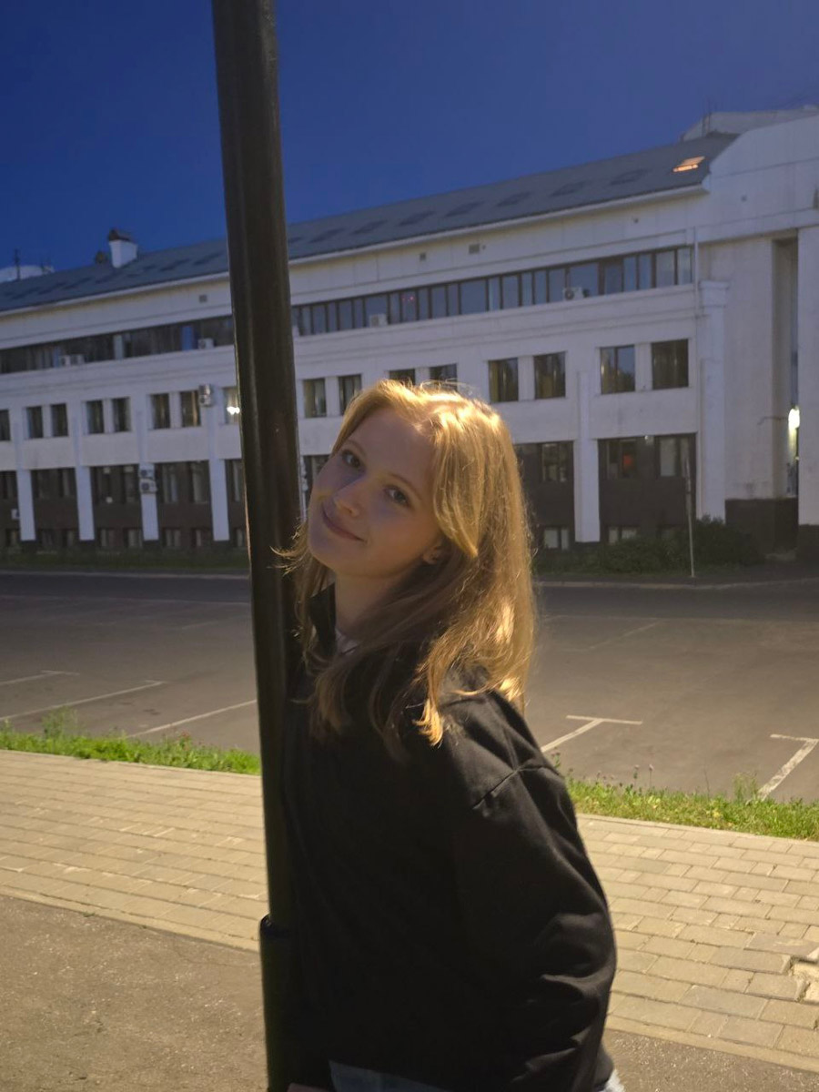 Экзамены написаны, баллы подсчитаны, нервные клетки восстанавливаются. Набравшие заветную сотку на ЕГЭ получили не только шанс на поступление в вуз мечты, но и денежное вознаграждение. Но за безупречными результатами стоят упорная подготовка и сильный стресс. Из-за последнего, кстати, вновь заговорили об отмене единого тестирования. «Ключ-Медиа» задал вчерашним школьникам вопросы по поводу этой инициативы.