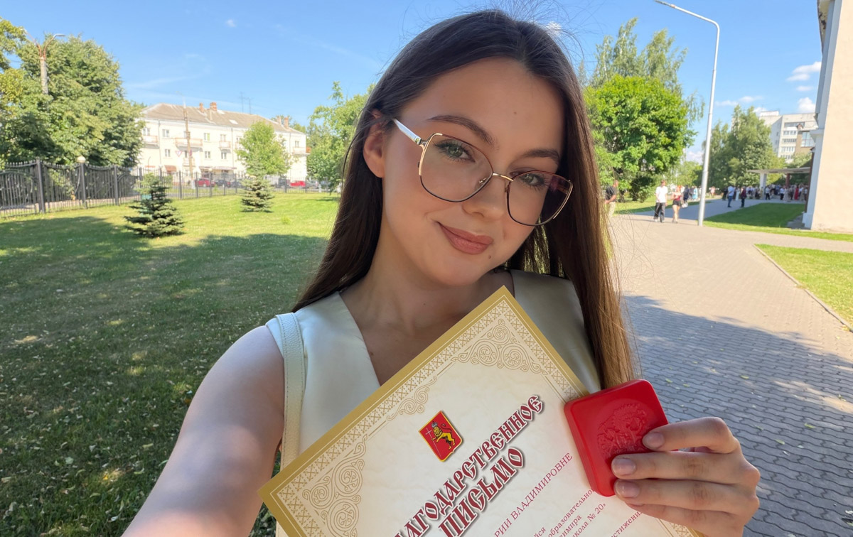 Экзамены написаны, баллы подсчитаны, нервные клетки восстанавливаются. Набравшие заветную сотку на ЕГЭ получили не только шанс на поступление в вуз мечты, но и денежное вознаграждение. Но за безупречными результатами стоят упорная подготовка и сильный стресс. Из-за последнего, кстати, вновь заговорили об отмене единого тестирования. «Ключ-Медиа» задал вчерашним школьникам вопросы по поводу этой инициативы.