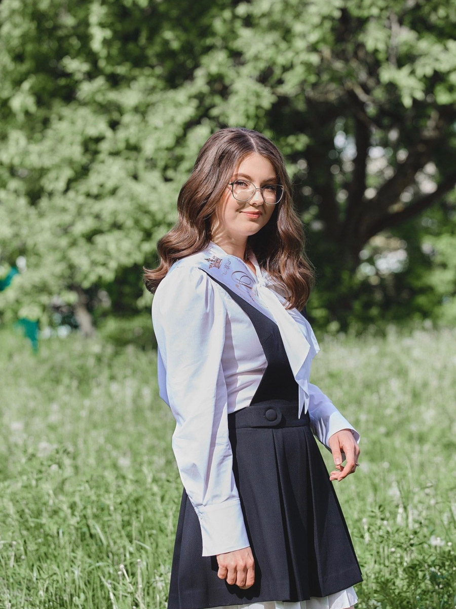 Экзамены написаны, баллы подсчитаны, нервные клетки восстанавливаются. Набравшие заветную сотку на ЕГЭ получили не только шанс на поступление в вуз мечты, но и денежное вознаграждение. Но за безупречными результатами стоят упорная подготовка и сильный стресс. Из-за последнего, кстати, вновь заговорили об отмене единого тестирования. «Ключ-Медиа» задал вчерашним школьникам вопросы по поводу этой инициативы.