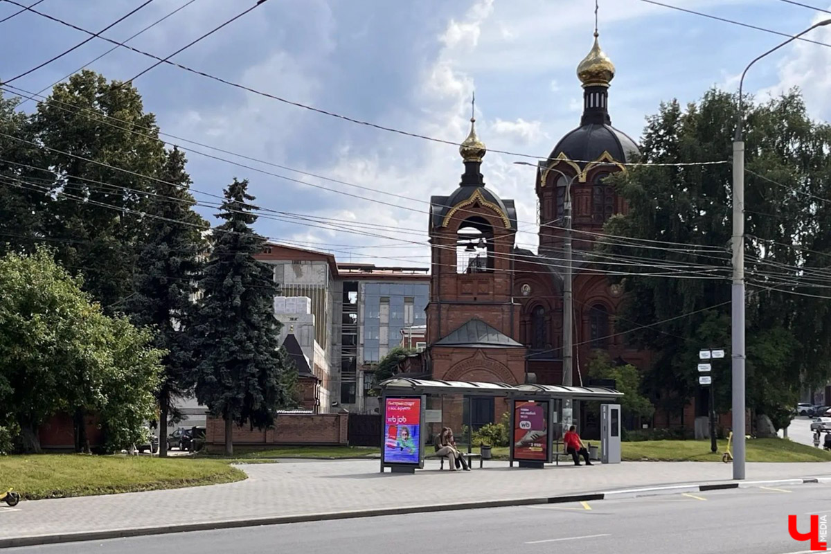 Если Суздаль славится своей панорамой благодаря низкоэтажной застройке, то полюбоваться на горизонт во Владимире уже сложнее: большинство видов перекрывают высотки. У нас как минимум два десятка жилых небоскребов, насчитывающих от 18 до 20 этажей. Своими мыслями о влиянии современных доминант на облик города местный архитектор поделился с «Ключ-Медиа».