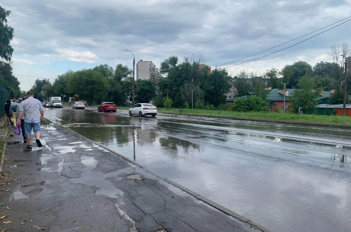 Во Владимире устраняют последствия непогоды, на город обрушился ливень с грозой. Областной центр оказался в эпицентре стихии накануне, молнии и раскаты грома фиксировали во всех районах столицы 33-го региона. «Ключ-Медиа» собрал самые эффектные кадры вечернего неба.