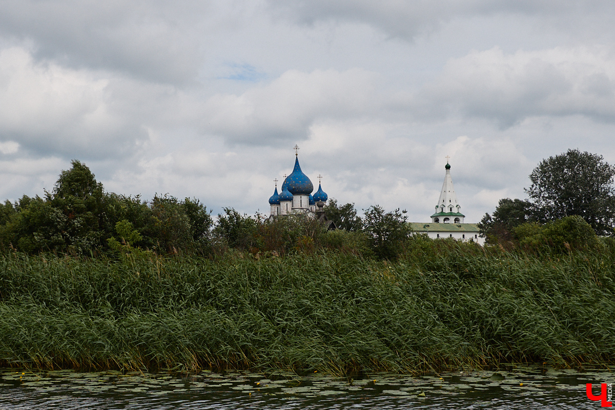 Полюбоваться красотами древнего Суздаля с воды ежегодно приезжают сотни тысяч туристов. Не зря речной маршрут по Каменке признан одним из самых живописных в стране. «Ключ-Медиа» тоже решил не отставать и отправился в путь на стилизованной ладье, словно прибывшей из далекого прошлого.