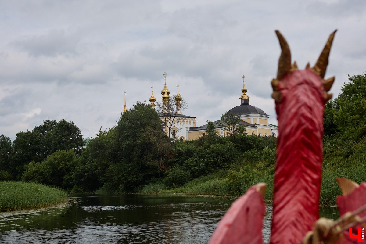 Полюбоваться красотами древнего Суздаля с воды ежегодно приезжают сотни тысяч туристов. Не зря речной маршрут по Каменке признан одним из самых живописных в стране. «Ключ-Медиа» тоже решил не отставать и отправился в путь на стилизованной ладье, словно прибывшей из далекого прошлого.