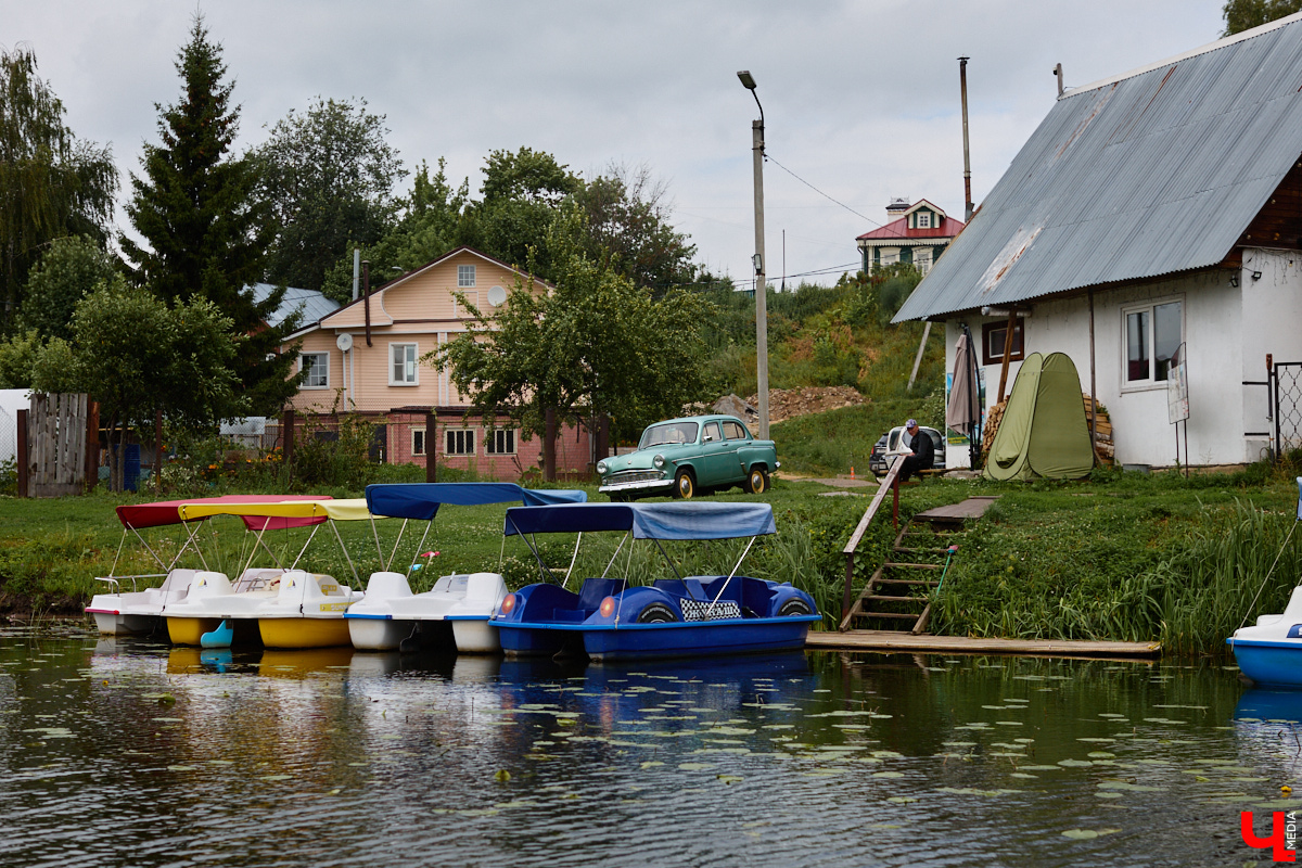 Полюбоваться красотами древнего Суздаля с воды ежегодно приезжают сотни тысяч туристов. Не зря речной маршрут по Каменке признан одним из самых живописных в стране. «Ключ-Медиа» тоже решил не отставать и отправился в путь на стилизованной ладье, словно прибывшей из далекого прошлого.