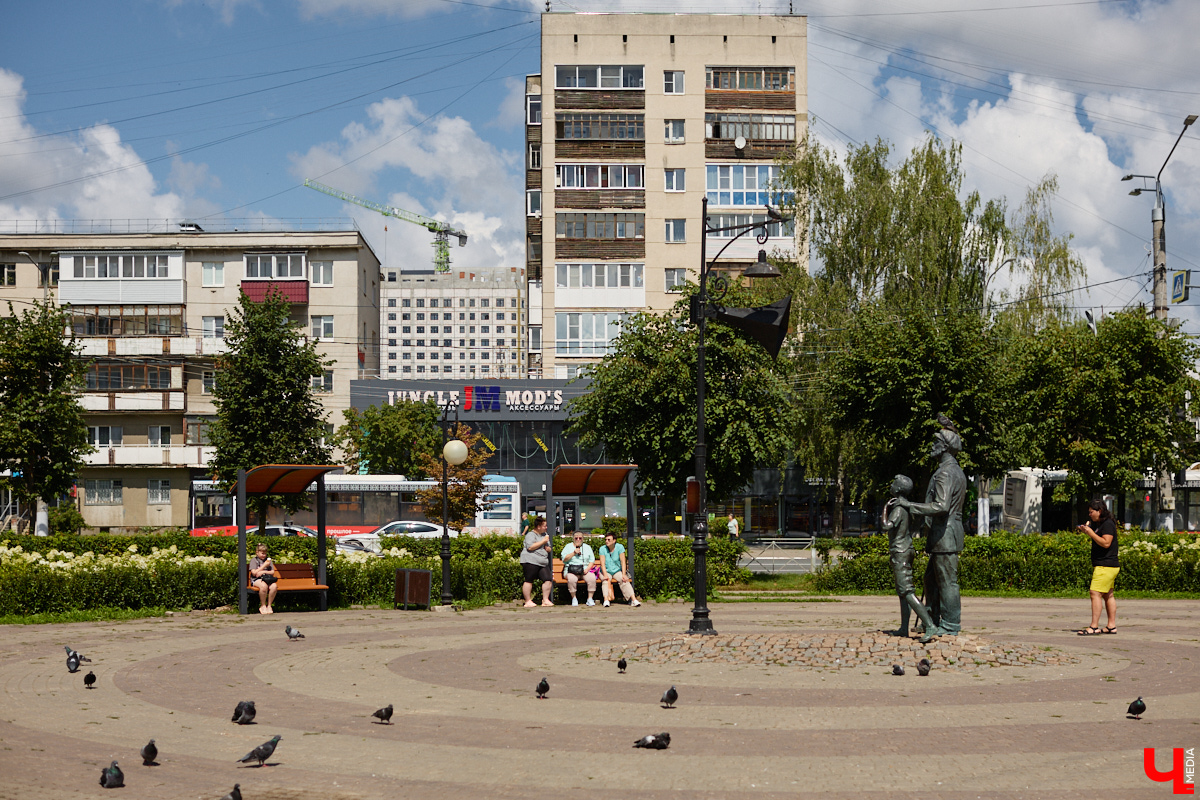 Исторический центр Владимира в этом году не узнать: несколько городских достопримечательностей скрылись за железным занавесом, культурные учреждения выглядывают из-за зеленых сеток в ожидании нового вида. Коснулись перемены и популярных городских пространств. Каких именно, рассказываем в материале.