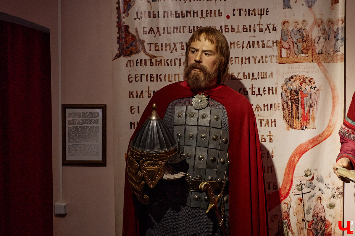 В Суздале немало достойных внимания музеев. Например, в одном из них собрали 150 восковых фигур различных исторических деятелей, писателей, музыкантов и артистов: от князя Пожарского и Петра I до Сергея Есенина и Евгения Леонова. «Ключ-Медиа» заехал в гости, чтобы заглянуть в глаза реалистичным копиям.