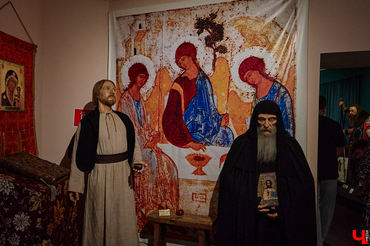 В Суздале немало достойных внимания музеев. Например, в одном из них собрали 150 восковых фигур различных исторических деятелей, писателей, музыкантов и артистов: от князя Пожарского и Петра I до Сергея Есенина и Евгения Леонова. «Ключ-Медиа» заехал в гости, чтобы заглянуть в глаза реалистичным копиям.