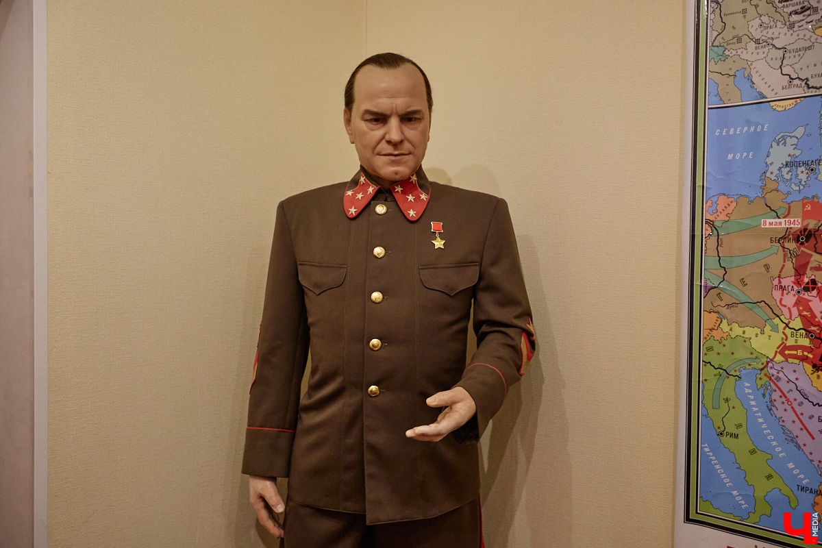 В Суздале немало достойных внимания музеев. Например, в одном из них собрали 150 восковых фигур различных исторических деятелей, писателей, музыкантов и артистов: от князя Пожарского и Петра I до Сергея Есенина и Евгения Леонова. «Ключ-Медиа» заехал в гости, чтобы заглянуть в глаза реалистичным копиям.