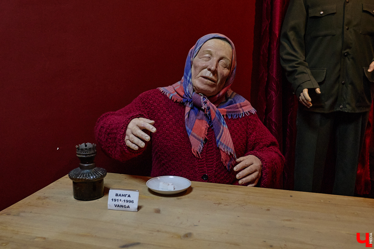 В Суздале немало достойных внимания музеев. Например, в одном из них собрали 150 восковых фигур различных исторических деятелей, писателей, музыкантов и артистов: от князя Пожарского и Петра I до Сергея Есенина и Евгения Леонова. «Ключ-Медиа» заехал в гости, чтобы заглянуть в глаза реалистичным копиям.
