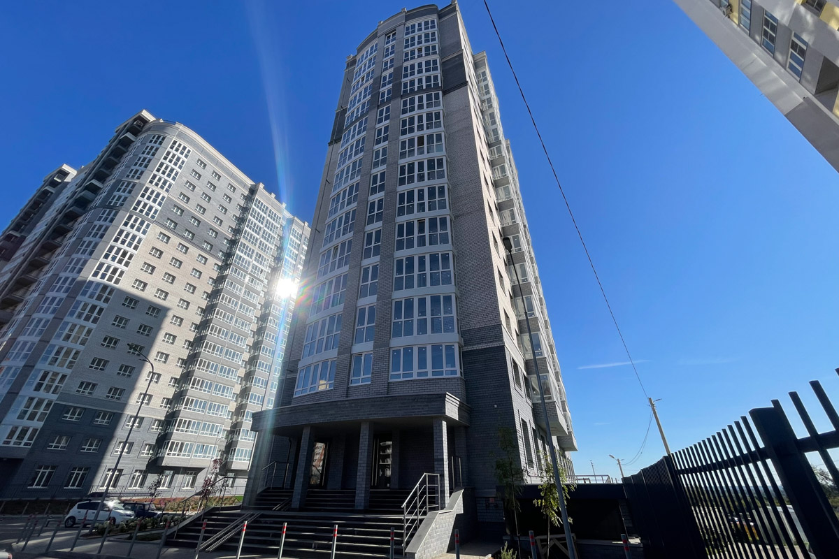 Старт продаж традиционно является наиболее благоприятным временем для покупки квадратных метров и инвестирования в недвижимость. Почему? Ответ на поверхности. В это время действуют выгодные цены: дешевле уже не будет, по ходу строительства дома и из-за ежегодной инфляции квартиры начнут дорожать. Второй бонус — покупателям доступен широкий ассортимент лотов, благодаря чему удастся выбрать планировку на свое усмотрение.